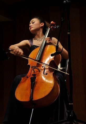 拉大提琴的美女 女人，和马友友 大提琴演奏家的关系